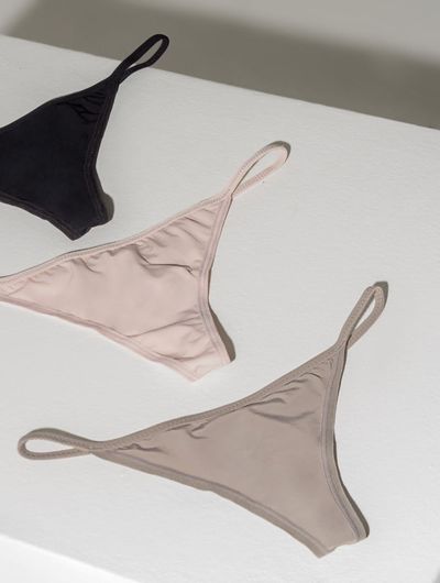 Kit Calcinha String Fio Body For Sure por Valisere Preto/Fog/Ecolove Valisere
